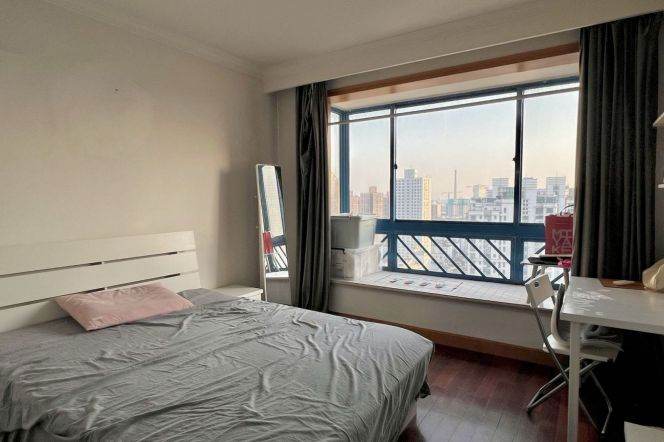 Huangpu district,master bedroom near Lujiabang rd,lines8/9,tub/balcony 