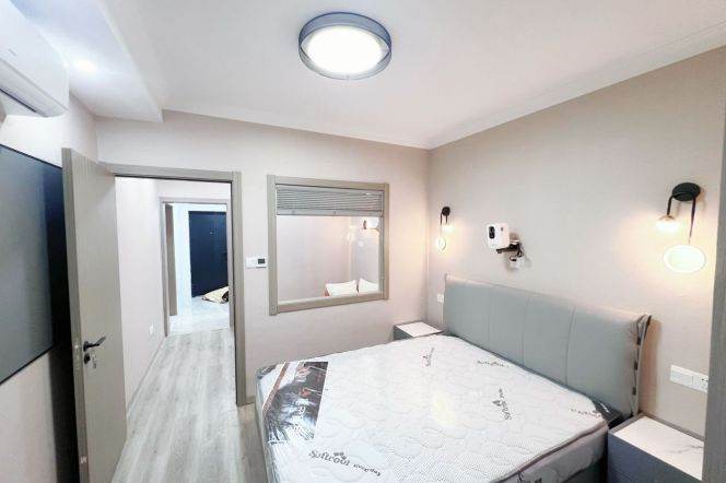 Bright & cozy 2-bedroom apartment located within walking distance to North Xizang Road Station