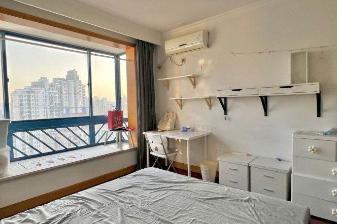 Huangpu district,master bedroom near Lujiabang rd,lines8/9,tub/balcony 
