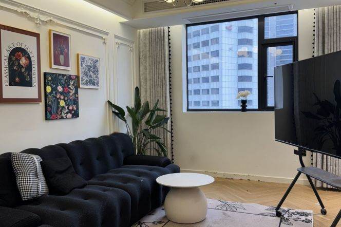 Modern 1Br 70Sqm +elevator /Balcony/ Caoyang rd Metro L13&14