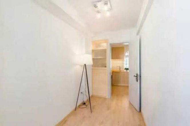 Xintiandi 3 br 130 sqm old Apt&Balcony &Oven for 14.8K