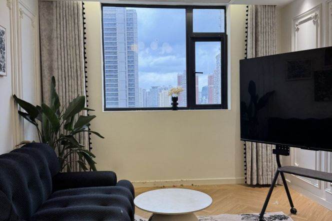 Modern 1Br 70Sqm +elevator /Balcony/ Caoyang rd Metro L13&14