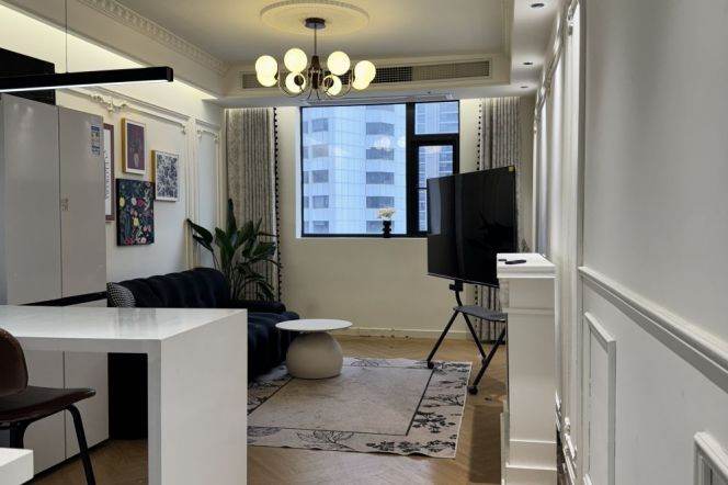 Modern 1Br 70Sqm +elevator /Balcony/ Caoyang rd Metro L13&14