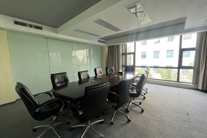 Single-Sided Floor-to-Ceiling Window Office: 6m Loft, 40 Stations, 7*24H A/C