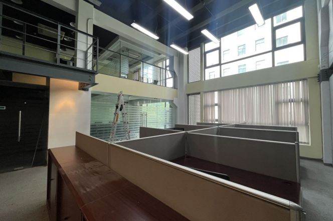 Single-Sided Floor-to-Ceiling Window Office: 6m Loft, 40 Stations, 7*24H A/C