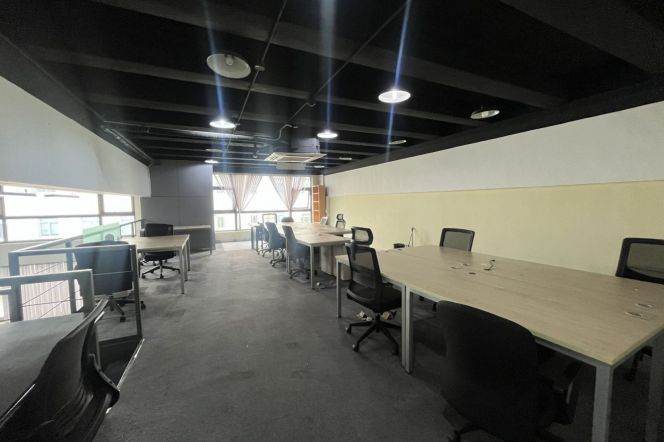 Single-Sided Floor-to-Ceiling Window Office: 6m Loft, 40 Stations, 7*24H A/C