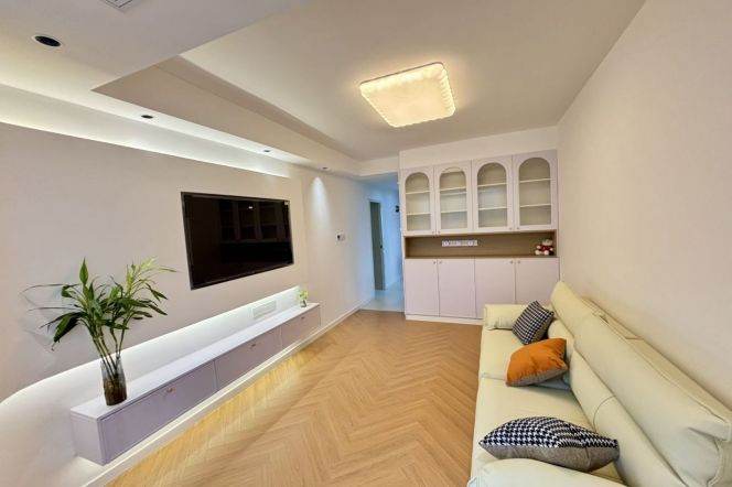 Brand-new Bright 1Br/2Lr/1Bt Super Close to L2/15 Loushanguan Rd Station 