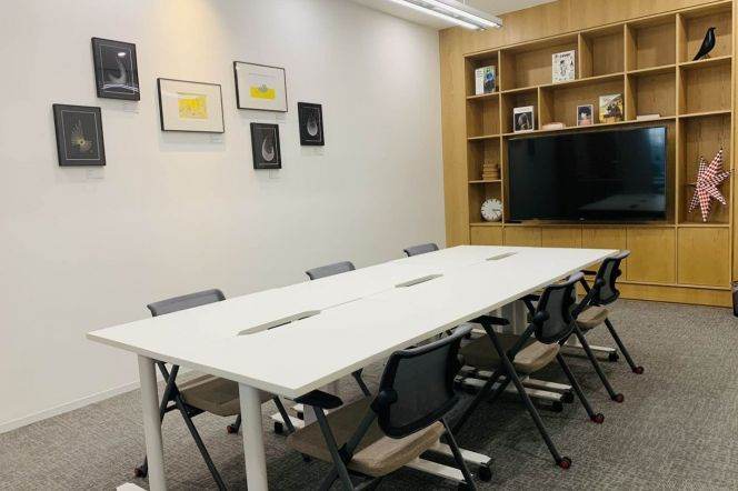 Office for 18-24: Single-Sided Light, Fully Furnished, Ready to Move In