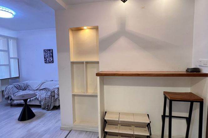 Line 1 Hengshan Rd. Cosy Apt. w. Elevator 