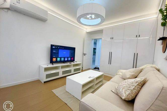 Newly Renovated 2Br/2Lr/1Bt Close to L2/15 Loushanguan Rd Station 