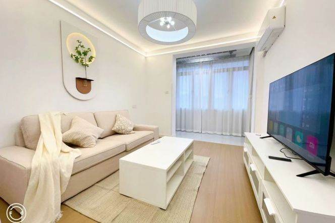 Newly Renovated 2Br/2Lr/1Bt Close to L2/15 Loushanguan Rd Station 