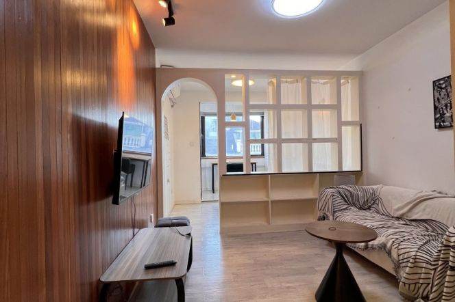 Line 1 Hengshan Rd. Cosy Apt. w. Elevator 