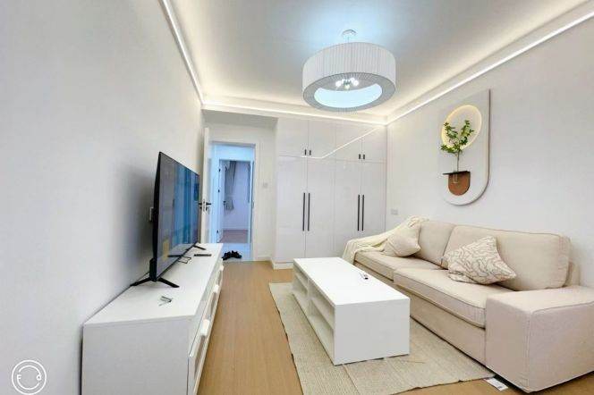 Newly Renovated 2Br/2Lr/1Bt Close to L2/15 Loushanguan Rd Station 