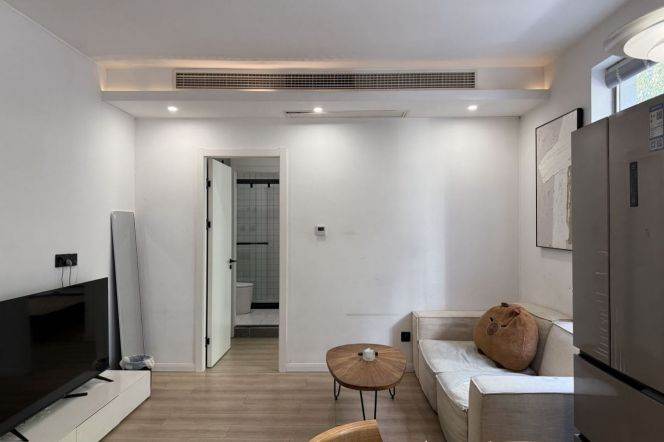 Caoyang rd 1br with terrace /  Spacious / Bright / Modern/ Parking available  / Elevator