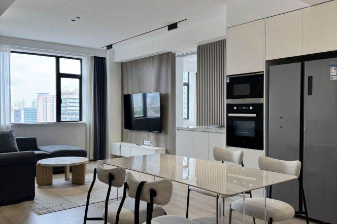 Spacious 2br +good view | 18F with elevator |0 distance to Zhaojiabang rd metro L7/9