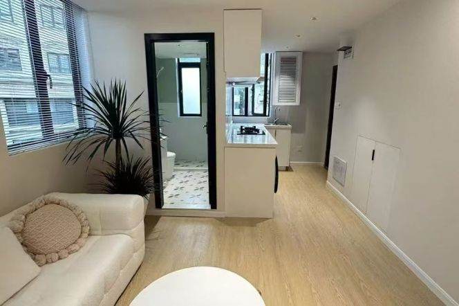 Hengshan Rd, Bright 1br, Floor heating, central AC , Dryer 