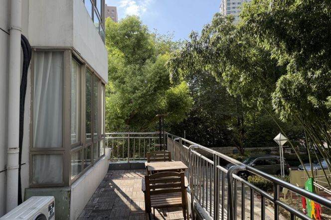 Caoyang rd 1br with terrace /  Spacious / Bright / Modern/ Parking available  / Elevator