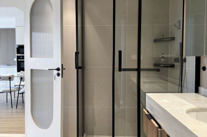 Spacious 2br +good view | 18F with elevator |0 distance to Zhaojiabang rd metro L7/9