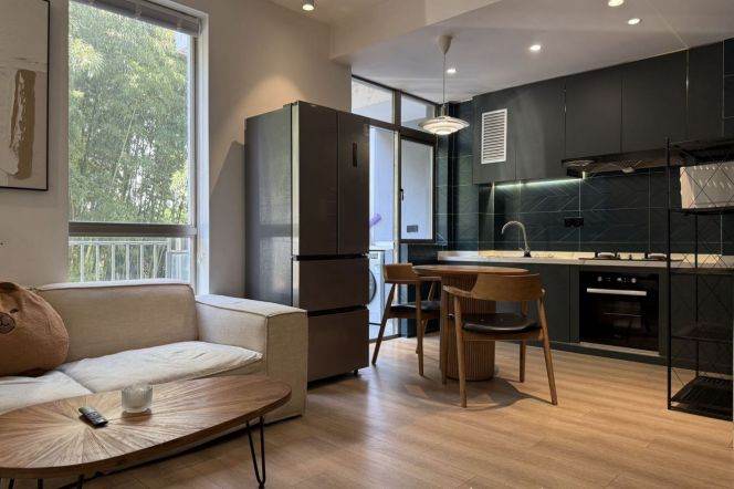 Caoyang rd 1br with terrace /  Spacious / Bright / Modern/ Parking available  / Elevator