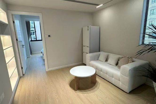 Hengshan Rd, Bright 1br, Floor heating, central AC , Dryer 