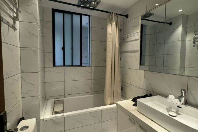 Jing 'an, 3-bedroom apartment with floor heating and high cost performance