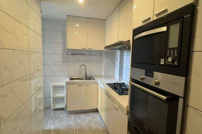 Jing 'an, 3-bedroom apartment with floor heating and high cost performance
