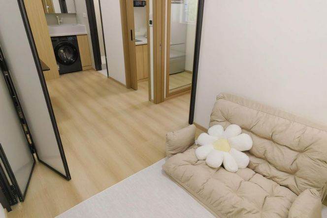 Bright & Cozy 1 br with floor heating on ChangLe Rd in Old XuHui ,L 13 Middle HuaiHai Rd St.
