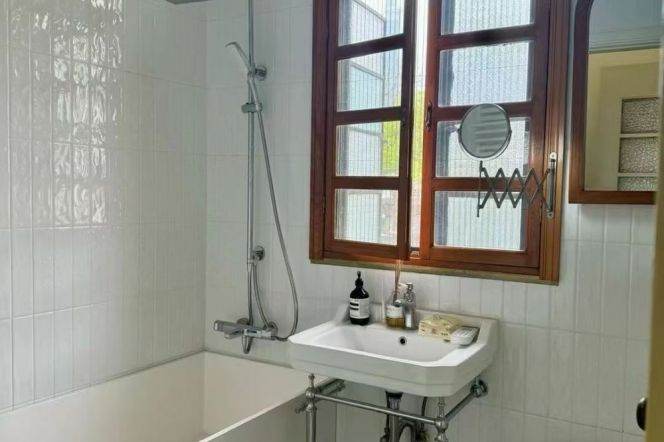 IAPM, Shaanxi South Road subway station, old apartment with balcony storage room，L1-10-12