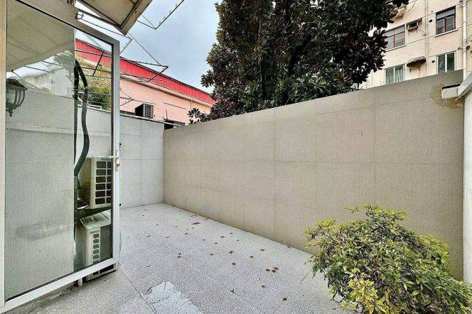 Lovely 1br apt with 25sqm yard by Zhongshan Park with L2. L3. L4