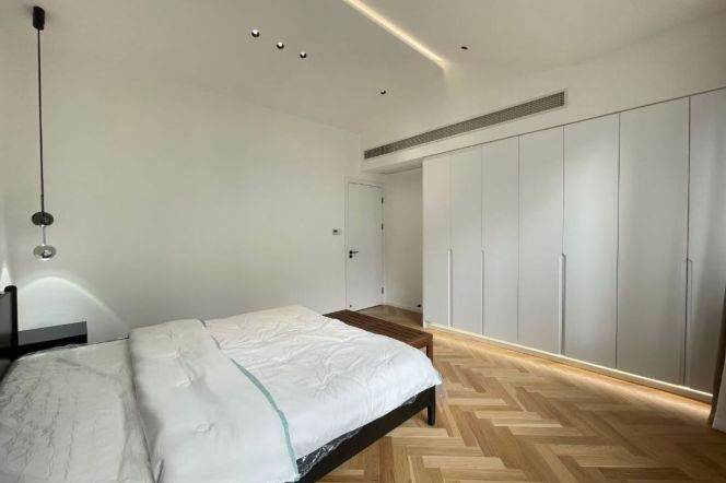 2Br w. Heating Furnished High-ceiling