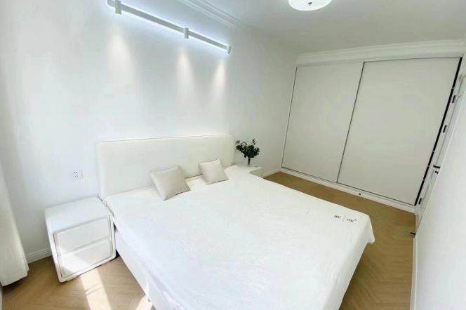 Modern and bright one bedroom Apt  3mins to L2/3/4Zhongshan Park