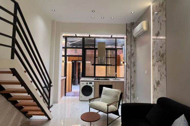 Newly 2brs/2living & patio/loft @S Shanxi Rd & Line 1/10/12