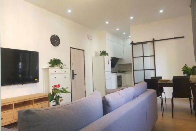 2 br+2 bath old Apt &lovely balcony &high ceiling/Changle rd