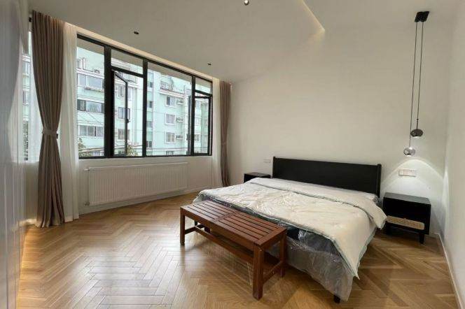 2Br w. Heating Furnished High-ceiling