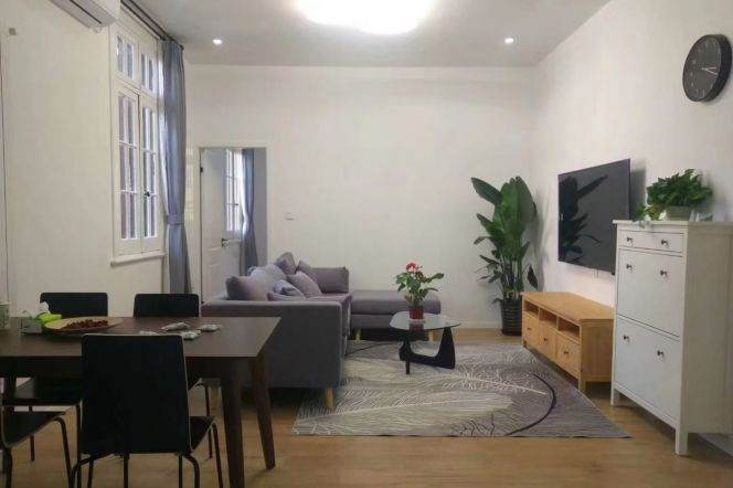 2 br+2 bath old Apt &lovely balcony &high ceiling/Changle rd