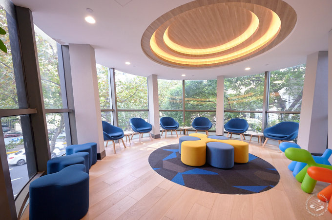 upstairs waiting rm Shanghai