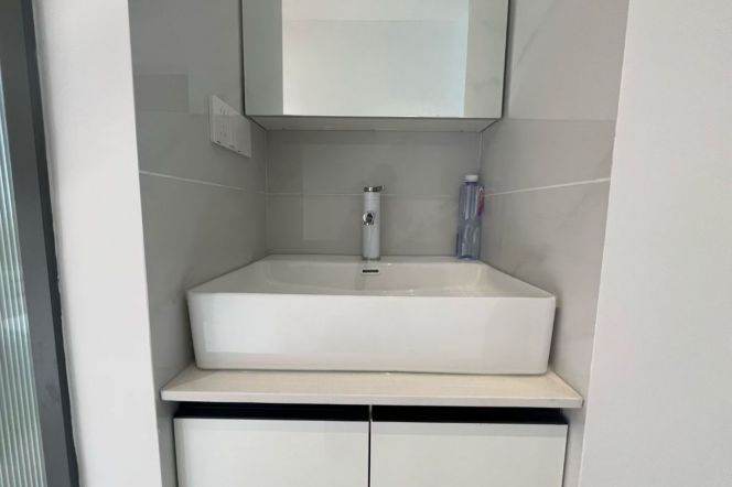 2 Brs, 1 Living room, 90 sqm, Brand-new Dec, High rise Building @ Zhaojiabang rd L7&9