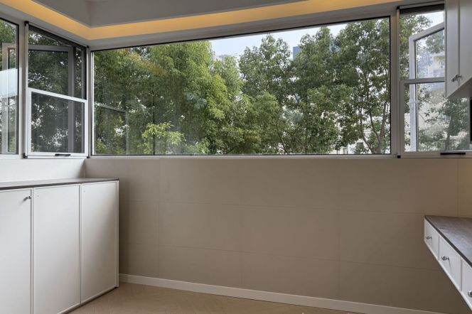 2BR 1BA /  Spacious / Bright / Modern/ Quiet / Parking available / elevator