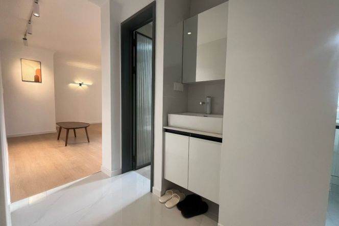 2 Brs, 1 Living room, 90 sqm, Brand-new Dec, High rise Building @ Zhaojiabang rd L7&9