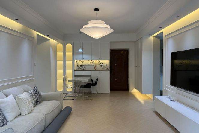 2BR 1BA /  Spacious / Bright / Modern/ Quiet / Parking available / elevator