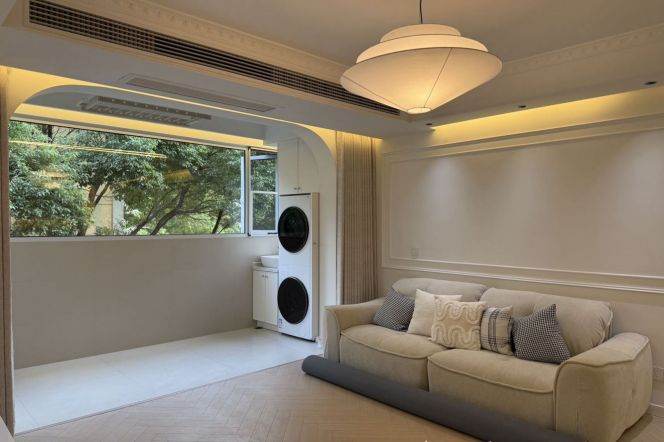 2BR 1BA /  Spacious / Bright / Modern/ Quiet / Parking available / elevator