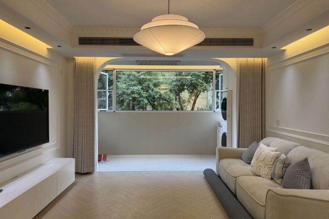 2BR 1BA /  Spacious / Bright / Modern/ Quiet / Parking available / elevator