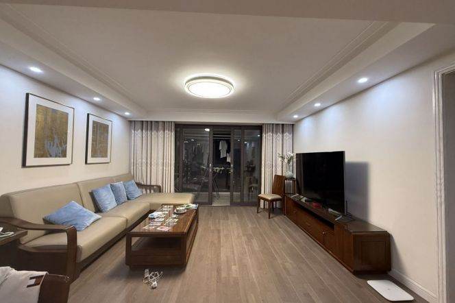 3 Brs, 2 Baths with Balcony, 160 sqm, Gym/Swimming Pool @ Zhaojiabang rd L7&9