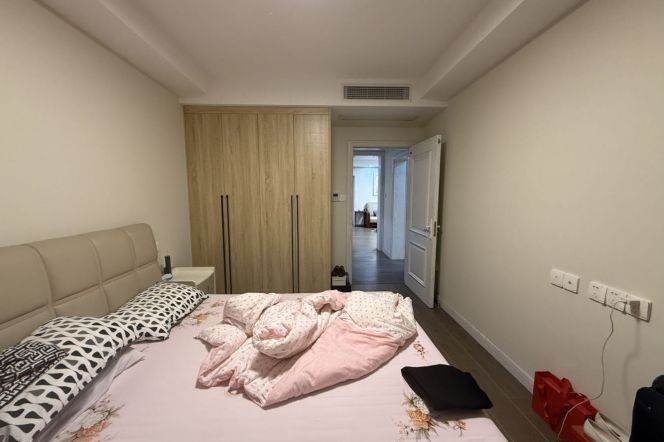 3 Brs, 2 Baths with Balcony, 160 sqm, Gym/Swimming Pool @ Zhaojiabang rd L7&9