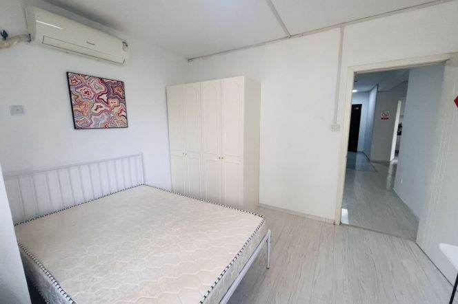 Nice shared apt Only 8 mins walk to line 2/11 Jiangsu Road station