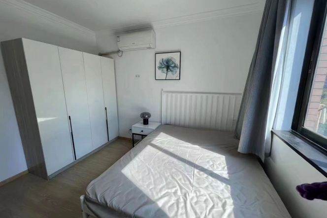 Bright window nice bedroom price 3.5K West Nanjing Road