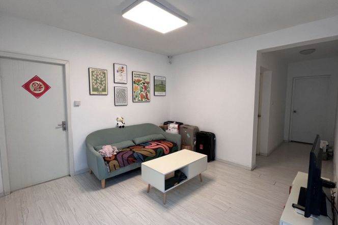 Nice shared apt Only 8 mins walk to line 2/11 Jiangsu Road station