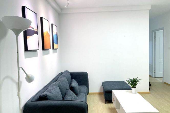 Bright window nice bedroom price 3.5K West Nanjing Road