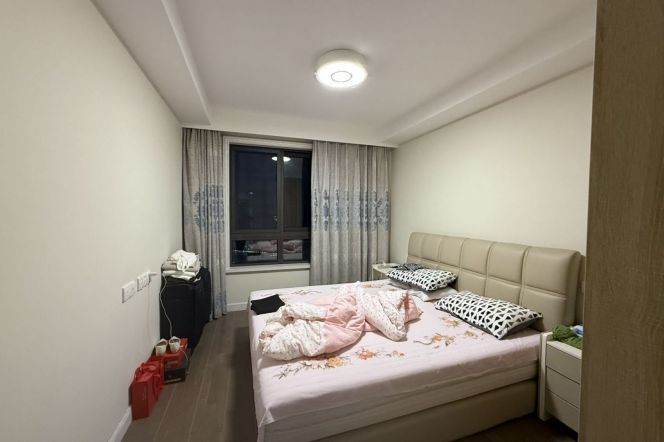 3 Brs, 2 Baths with Balcony, 160 sqm, Gym/Swimming Pool @ Zhaojiabang rd L7&9