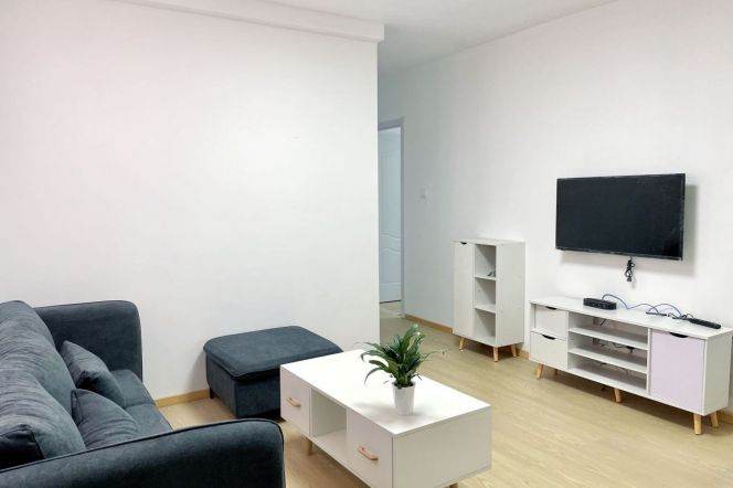 Bright window nice bedroom price 3.5K West Nanjing Road